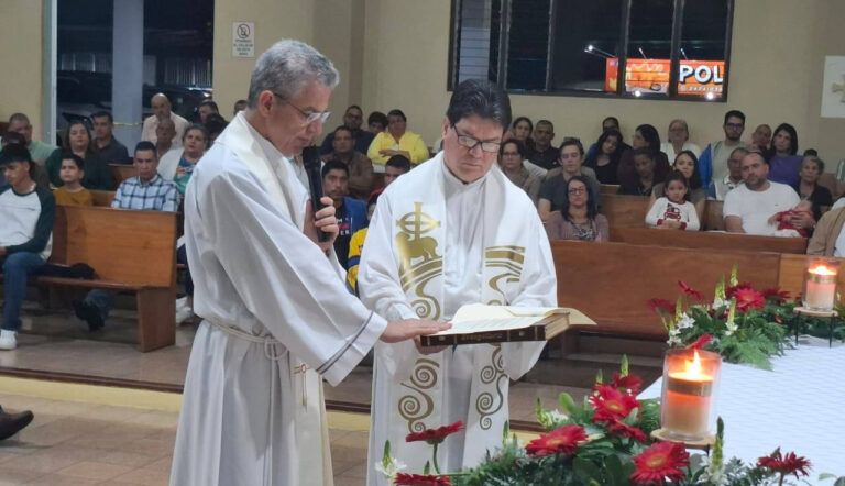 Monseñor Miguel Mántica, nuevo párroco en Costa Rica.