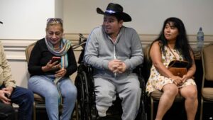ARCHIVO - El exiliado Pedro Gutiérrez, quien fue liberado de una cárcel nicaragüense y convertido en "apátrida", espera el inicio de un servicio religioso, en la Ciudad de Guatemala, el 22 de septiembre de 2024.