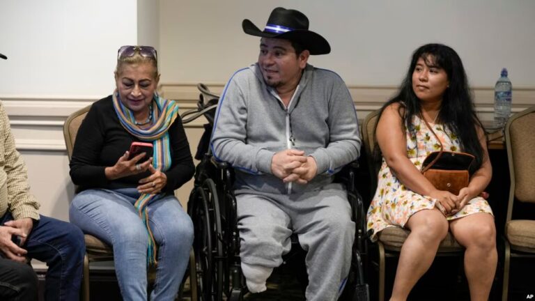 ARCHIVO - El exiliado Pedro Gutiérrez, quien fue liberado de una cárcel nicaragüense y convertido en "apátrida", espera el inicio de un servicio religioso, en la Ciudad de Guatemala, el 22 de septiembre de 2024.
