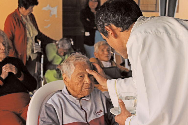 Sacerdotes no podrán llevar los santos óleos a los hospitales.