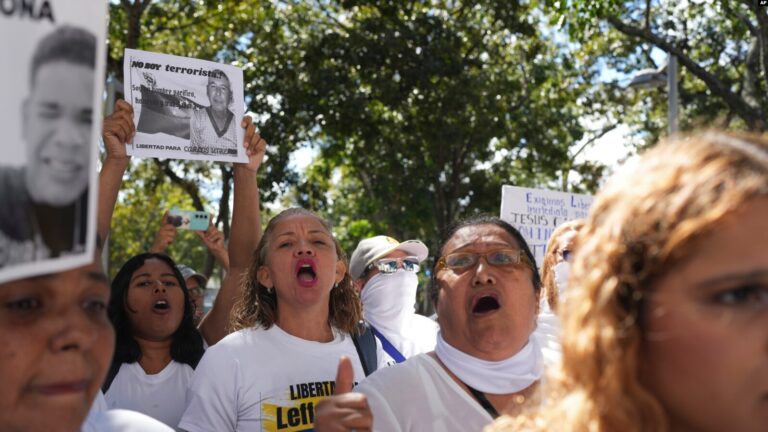 Familiares de personas arrestadas durante una ofensiva gubernamental relacionada con las protestas contra los resultados electorales, y familiares de otros presos políticos, exigen su liberación en Caracas, Venezuela, el lunes 9 de diciembre de 2024. (Foto AP/Ariana Cubillos)