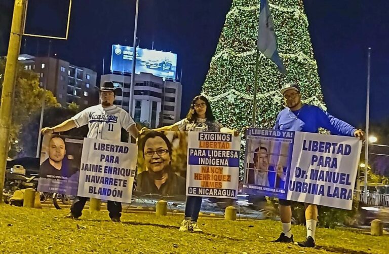 Opositores destrerrados en Guatemala protestan por una navidad sin presos políticos en Nicaragua.