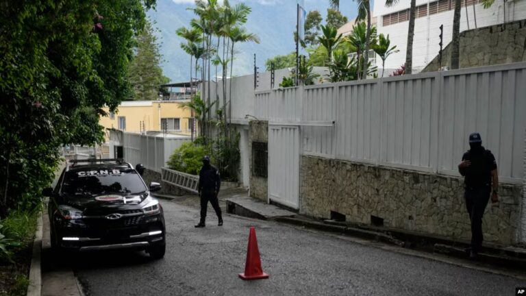 ARCHIVO - Un vehículo policial permanece estacionado afuera de la embajada de Argentina, donde permanecen refugiados algunos miembros de la oposición venezolana. En Caracas, el 31 de julio de 2024, tres días después de las controvertidas elecciones presidenciales.