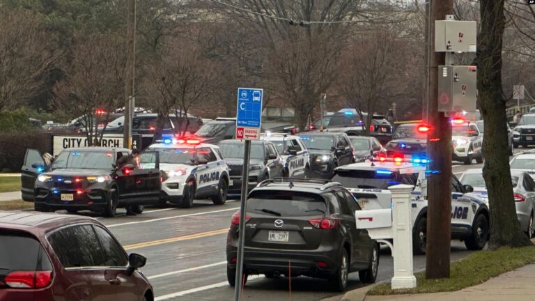 Vehículos de emergencia se observan en el exterior de la escuela cristiana Abundant Life Christian School, en Madison, Wisconsin, donde se reportó un tiroteo el 16 de diciembre de 2024.
