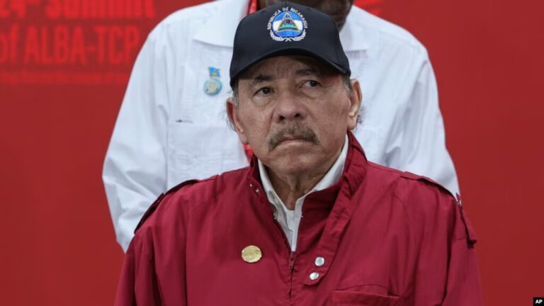 ARCHIVO - Daniel Ortega, posa para una fotografía grupal en una cumbre de la Alianza Bolivariana para los Pueblos de Nuestra América (ALBA) en Caracas, Venezuela, el 14 de diciembre de 2024.