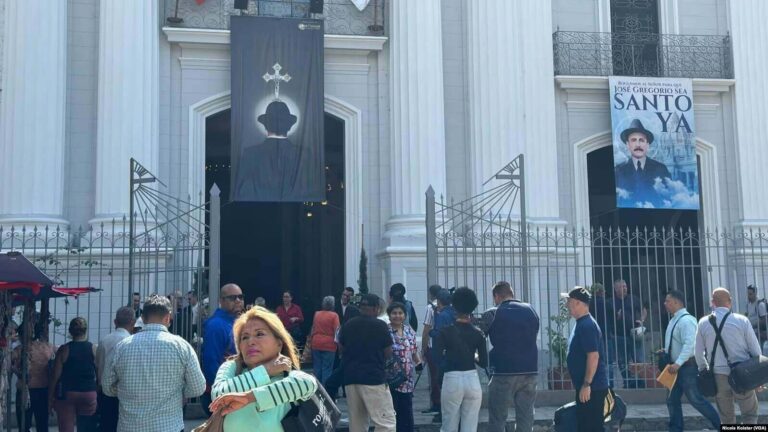 Venezolanos se concentran en las inmediaciones de la iglesia en la que reposan los restos del beato venezolano, José Gregorio Hernández, luego de que el papa Francisco aprobó su canonización, el 25 de febrero de 2025.