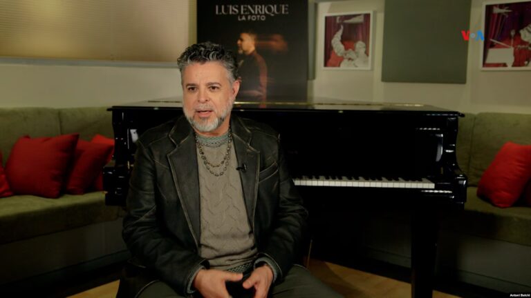 El cantante Luis Enrique durante una entrevista con la Voz de América en Miami Florida el 3 de marzo de 2025