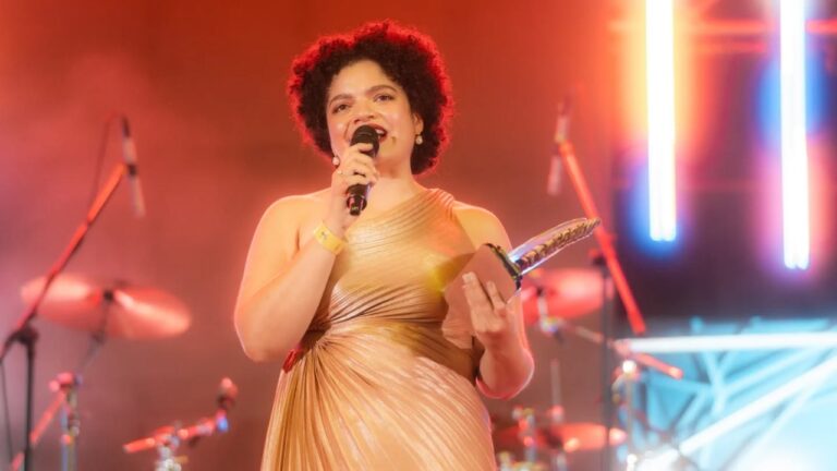 Cantautora nicaragüense Ceshia Ubau en los Premios Música 503